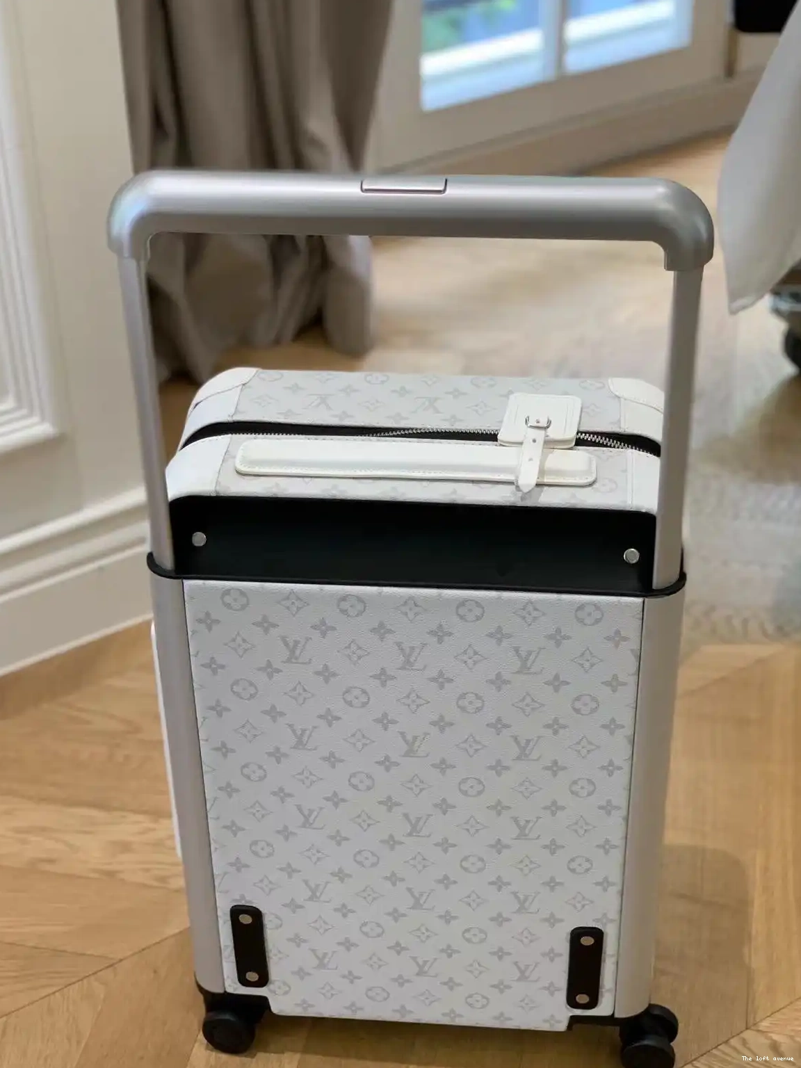 WHITE SUITCASE CABIN TAIGARAMA CUSTOM 55 37L HORIZON 0511
